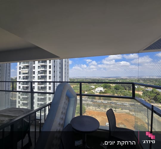 מרפסת עם רשת הגנה ונוף עירוני